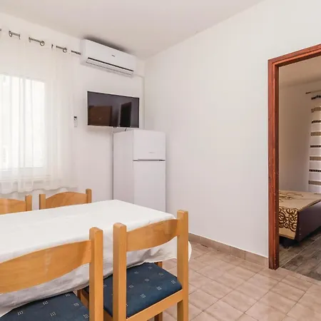 Appartement Stunning In With Wifi Mandre