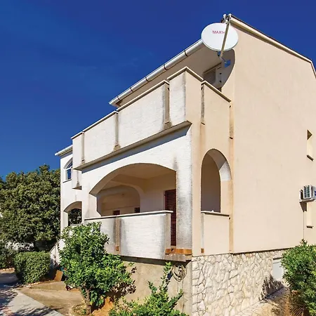 2 Bedroom Cozy In Apartman Mandre